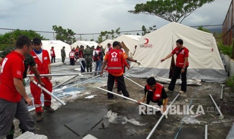 Masjid darurat yang mulai dibangun di kamp pengungsian di daerah Palu, Sigi, Donggala (Pasigala) melalui korodinasi Dewan Masjid Indonesia. 