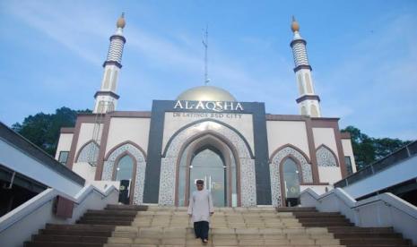 Masjid di kawasan BSD, Tangerang, Al Aqsha Delatinos.