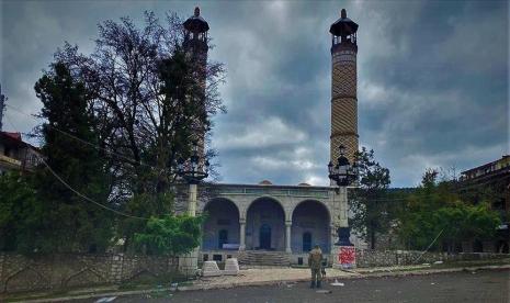 Peringati Hari Kemenangan, Muslim Azerbaijan Sujud Syukur. Masjid di kawasan Shusha, Azerbaijan. Shusha, yang dijuluki sebagai mutiara Karabakh, diduduki oleh pasukan Armenia sejak 8 Mei 1992.