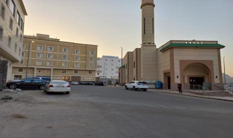 Masjid di lingkungan permukiman penduduk Arab Saudi di Harra Zarkiyah Jl Prince Muhammad bin Abdul Aziz Madinah. Arab Saudi Buat Departemen Khusus untuk Melindungi Properti Masjid