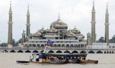 Masjid di Terengganu. Terengganu Izinkan Sholat Berjamaah tanpa Jaga Jarak Mulai 1 April