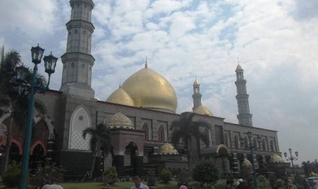 Masjid Dian Al-Mahri atau Masjid Kubah Emas di kawasan Limo, Cinere, Depok, Jawa Barat.