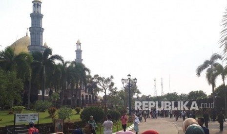 Masjid Dian Al Mahri atau Masjid Kubah Emas, Jawa Barat, banyak dikunjungi masyarakat pada hari ke-2 Idul Fitri, Kamis, (6/6).