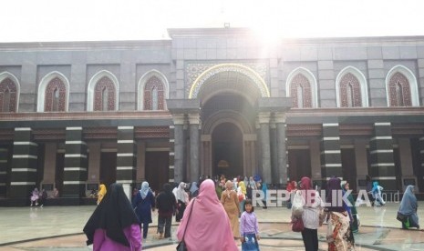 Masjid Dian Al Mahri atau Masjid Kubah Emas, Jawa Barat, banyak dikunjungi masyarakat pada hari ke-2 Idul Fitri, Kamis, (6/6).