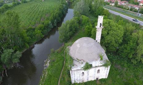 Masjid Peninggalan Ottoman di Turki Ditinggikan Tiga Meter. Masjid Evliya Kasim Pasha peninggalan Kesultanan Utsmani di tepi Sungai Tunca, Edirne, Turki akan dipugar dengan cara yang tidak biasa. Otoritas terkait akan mengangkatnya hingga tiga meter dari permukaan tanah untuk mencegahnya terkena banjir.