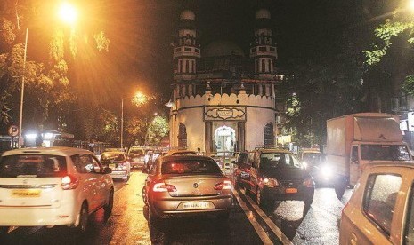  Masjid Gol, masjid yang letaknya berada di tengah jalan di Mumbai, India