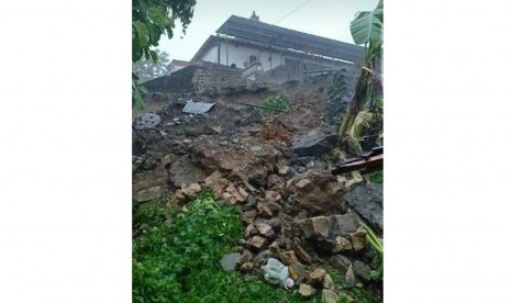 Masjid Golo, Paseban, Bayat, Gunung Kidul, Yogyakarta, rusak akibat tanah longsor. (Retizen)