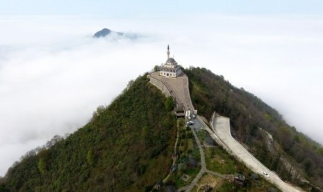 Masjid Haci Yusuf Ylmaz di ketinggian 1.160 meter di Gunung Kbleda di provinsi Rize, Turki.