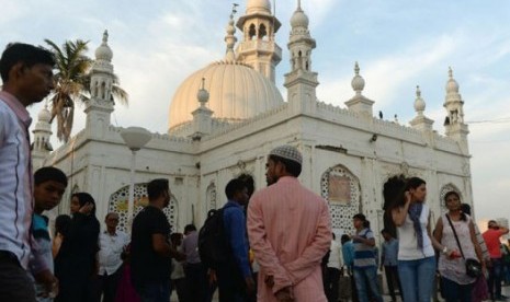 Imam di Mumbai Diberdayakan dengan Kursus Bahasa Inggris