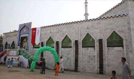 Bulan Sabit Merah Turki Buka Masjid di Pakistan. Masjid Hazrat Ibrahim yang dibangun kembali oleh Bulan Sabit Merah Turki di Pakistan.