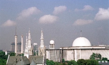 Wawasan dan pengetahuan menjadi bekal penting menumbuhkan toleransi. Foto Masjid Istiqlal dan Gereja Katedral berdampingan.