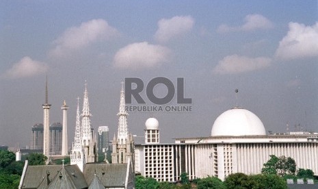 Masjid Istiqlal dan Gereja Katedral berdampingan di Jakarta.