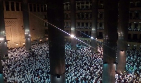 Masjid Istiqlal penuh dari lantai dasar hingga lantai teratas masjid saat shalat subuh berjamaah dalam aksi 112. Sabtu (11/2).  