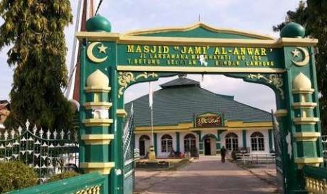 Masjid Jami' Al Anwar, salah satu masjd tertua di Kota Bandar Lampung.