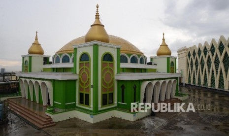  Masjid Jami Fatahillah yang berada lantai rooftop di Blok B Pasar Tanah Abang, Jakarta, Selasa (15/11).