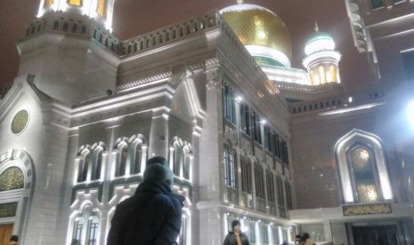 Masjid Katedral Moskow, masjid terbesar di Eropa yang terletak di Moskow, Rusia saat malam hari.