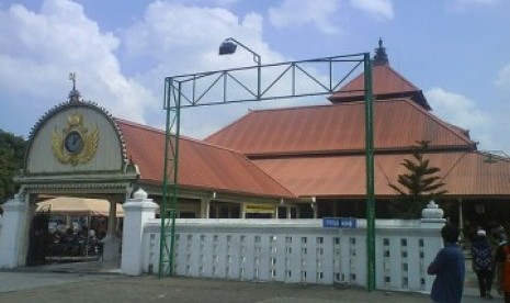 Masjid Kauman Yogyakarta menjadi salah satu desain perangko khusus yang diterbitkan PT Pos Indonesia untuk memperingati satu abad Muhammadiyah.