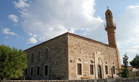 Masjid Kayalar Turki, menunjukkan karakteristik arsitektur Dinasti Usmani.