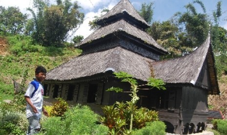 Masjid Kayu Jao, di Nagari Kayu Jao, Kecamatan Gunung Talang, Kabupaten Solok, Sumbar. Atap masjid yang terdapat gonjong rumah gadang menunjukkan kuatnya persatuan antara adat Minangkabau dan Islam.