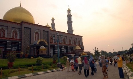 Masjid Kubah Emas di Depok, Jawa Barat.