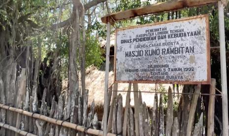 Masjid Kuno Rembitan merupakan salah salah satu destinasi wisata religi yang terletak di Desa Rembitan Pujut, Lombok Tengah, Provinsi Nusa Tenggara Barat.