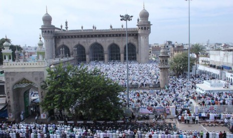 Hilang 15 Tahun, Keluarga Muslim Temukan Anaknya Jadi Hindu. Masjid Makkah di Hyderabad, India.