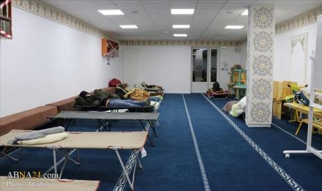 Masjid di Prancis Jadi Tempat Berlindung Tunawisma. Masjid Mantes Sud yang terletak di Departemen Yvelines, Prancis telah menjadi tempat yang aman bagi banyak tunawisma dan pekerja migran selama hari-hari musim dingin, Kamis (18/2). 