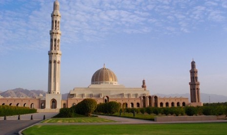 Masjid Masjid Agung Sultan Qaboos di Oman.