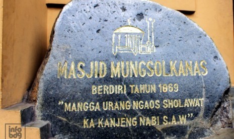 Masjid Mungsolkanas yang merupakan masjid tertua di Bandung, Jawa Barat yang terletak di Jalan Cihampelas Nomor 61.