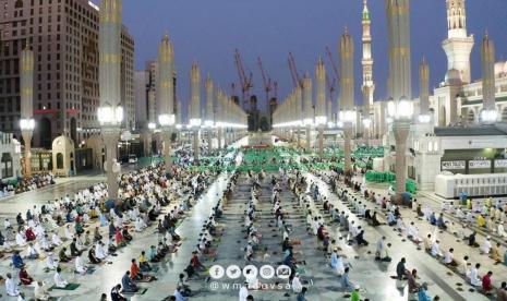 Ilustrasi Masjid Nabawi. Karpet yang di pasang di Alun-alun Masjid Nabawi adalah produksi nasional  