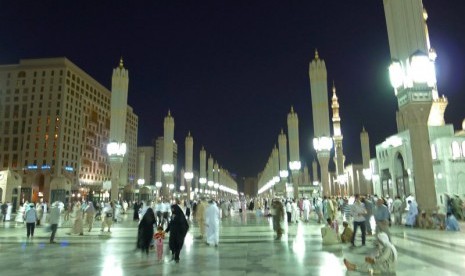  Masjid Nabawi di Madinah, Arab Saudi.