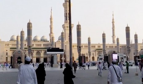 Masjid Nabawi, Madinah, Arab Saudi. Jangan Coba-Coba! Jamaah Merokok di Sekitar Masjid Nabawi Didenda Rp 800 Ribu