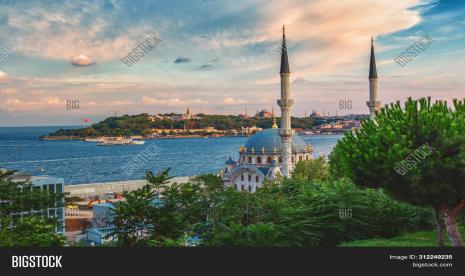 Masjid Nusretiye merupakan salah satu bangunan tempat ibadah peninggalan kejayaan Dinasti Turki Utsmani (Ottoman) di wilayah Istanbul, Turki.