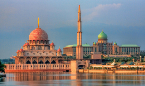 Masjid Putra di Putrajaya, Malaysia.