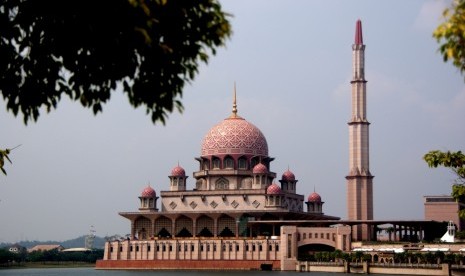 Antisipasi Virus Corona, Masjid Putrajaya Ditutup. Masjid Putra di Putrajaya, Malaysia.