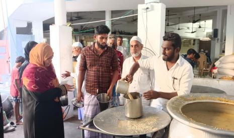 Masjid Rahmaniapuram di Thillai Nagar, India menyediakan bubur nonbu kanji untuk takjil selama Ramadhan. Meski Harga Naik, Masjid di India Tetap Siapkan Bubur Nonbu Kanji untuk Takjil