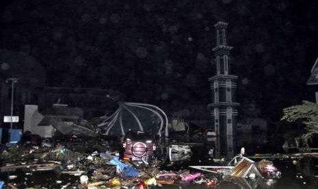 Masjid rata dengan tanah akibat gempa dan tsunami di Palu, Sulawesi Tengah, Sabtu (29/9).