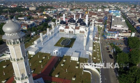 Masjid Raya Baiturrahman yang telah memiliki 12 payung elektrik, di Banda Aceh, Aceh.