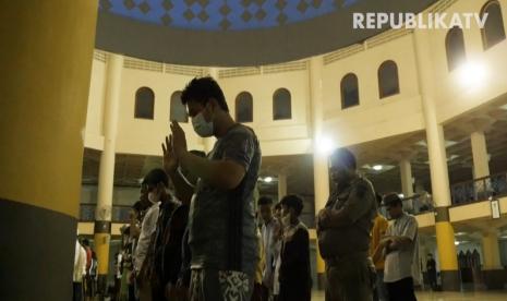 Masjid Raya Bandung menggelar shalat tarawih pertama pada Ramadhan 1443 Hijriah.