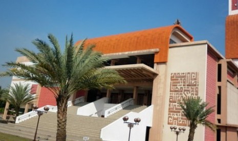 Masjid Raya Bani Umar di kawasan Bintaro, Parigi Baru, Pondok Aren, Tangerang Selatan. 