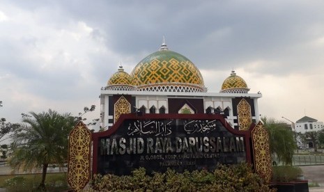 Islam berselaras dengan budaya lokal di Kalimantan. Masjid Raya Darussalam Palangka Raya berornamen khas dayak.