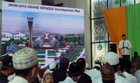 Gubernur Sumatera Selatan (Sumsel) Alex Noerdin di hadapan jamaah  memaparkan rencana pembangunan Masjid Raya Sriwijaya 