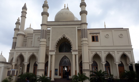 Masjid Salman Alfarisi di Dau Kabupaten Malang disebut-sebut mirip dengan bangunan Taj Mahal di India. 