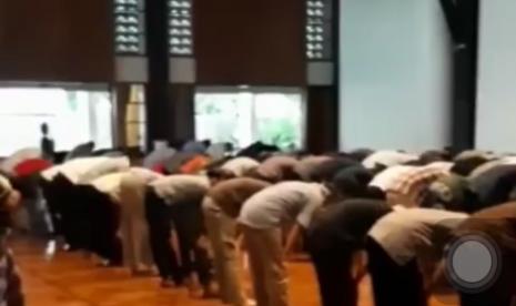 Masjid Salman menerapkan barisan berjarak social distancing untuk mencegah corona(istimewa/IG Masjid Salman).  Kebijakan jaga jarak lebih baik karena masih menggerakan alur barang dan jasa