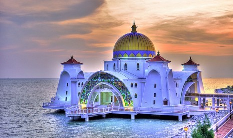   Masjid Selat Malaka di Malaysia. Salah satu masjid yang dianggap paling megah dan indah.