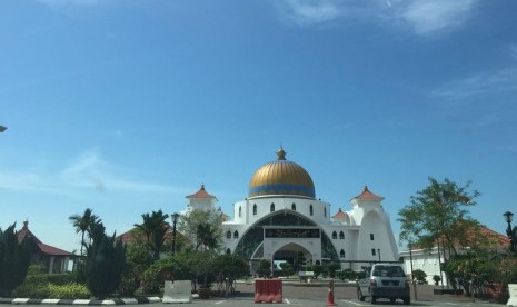 Masjid Selat Melaka.