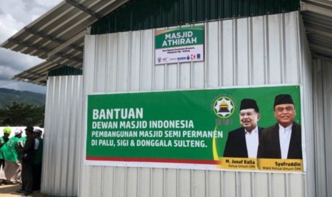 Masjid semi permanen ketiga yang dibangun Dewan Masjid Indonesia, di Kamp Pengungsian Desa Mpanau Kecamatan Biromaru Kabupaten Sigi, Sulawesi Tengah.