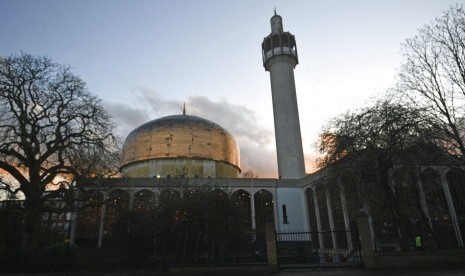 Survei 2011 lalu menyebut azan akan mendominasi Inggris 2050 Masjid Sentral London (London Central Mosque) di Regents Park, London utara, Inggris.