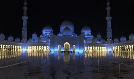 Masjid Pangeran UEA di Solo merupakan hadiah untuk Presiden Jokowi. Masjid Sheikh Zayed di Abu Dhabi