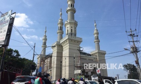  Masjid Suciati Saliman yang berlokasi di Jalan Gito Gati, Sleman, DIY. Masjid dengan desain khas Timur Tengah dan Jawa ini terdiri atas empat lantai dengan total kapasitas sekitar seribu jamaah.